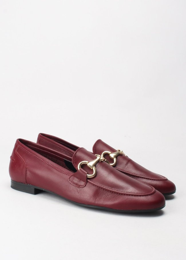 mocasin adorno metal napa burdeos