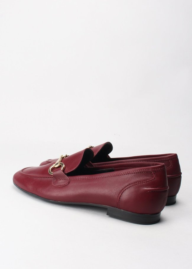 mocasin adorno metal napa burdeos