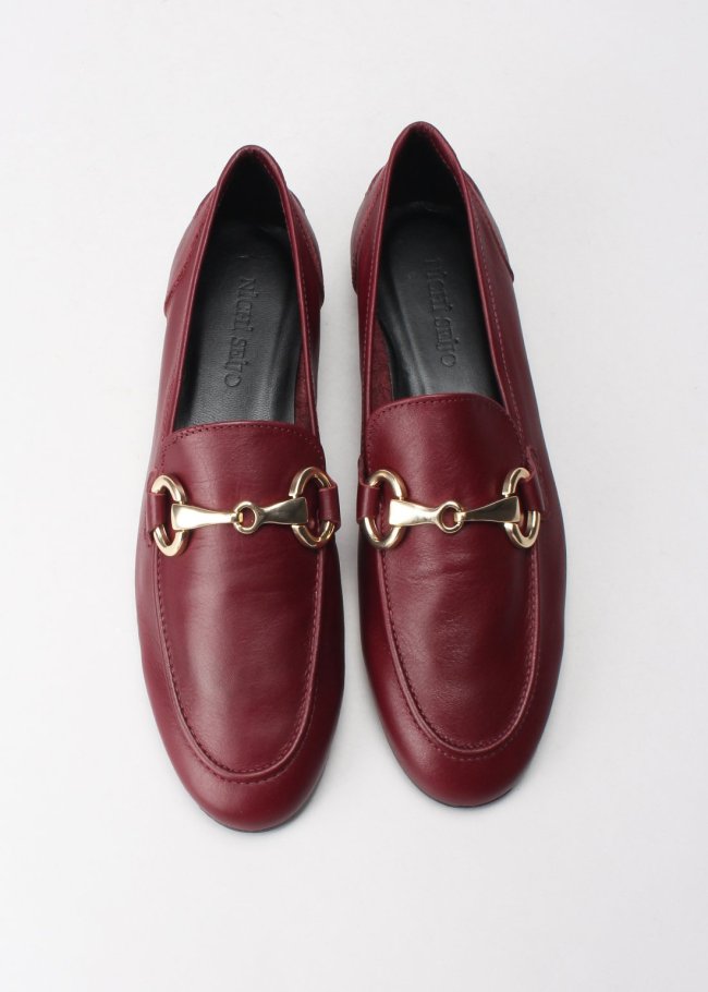 mocasin adorno metal napa burdeos