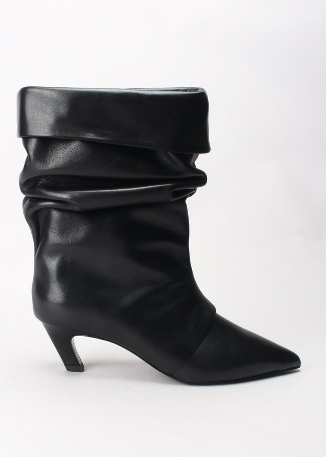 bota pliegues mustang black