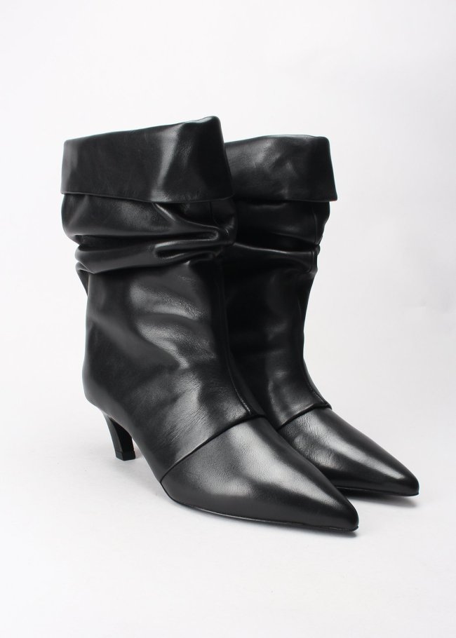 bota pliegues mustang black