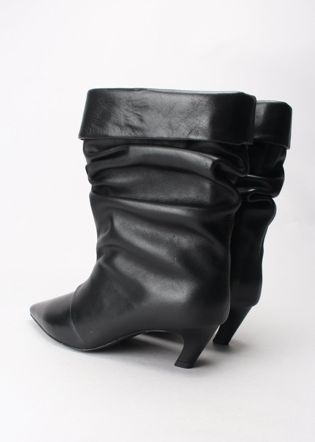 bota pliegues mustang black