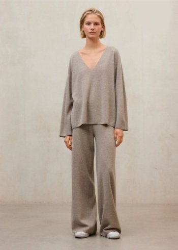 knit woman dark sand...