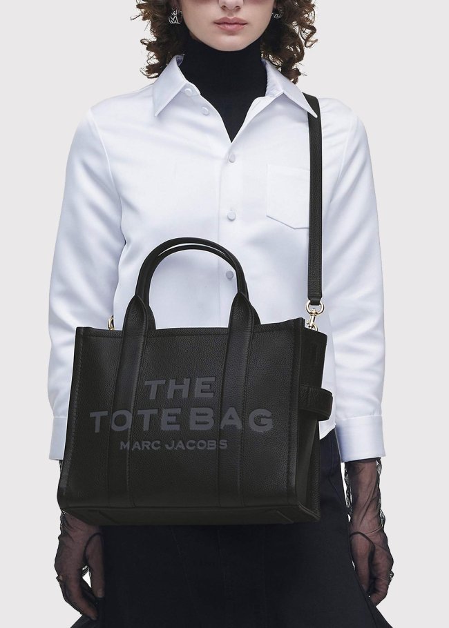 The medium tote black