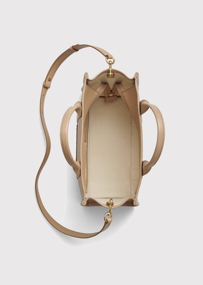 The medium tote camel