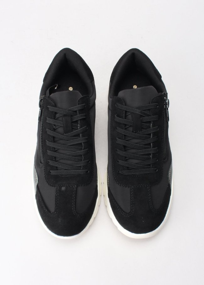 deportiva negra cordones