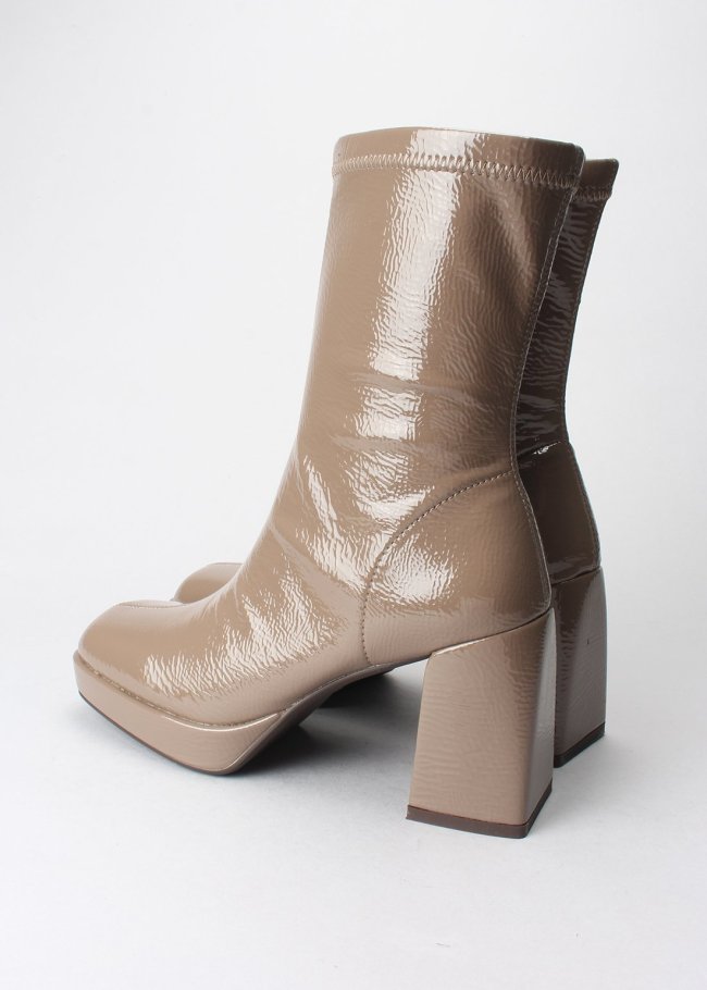 botin charol elastico taupe