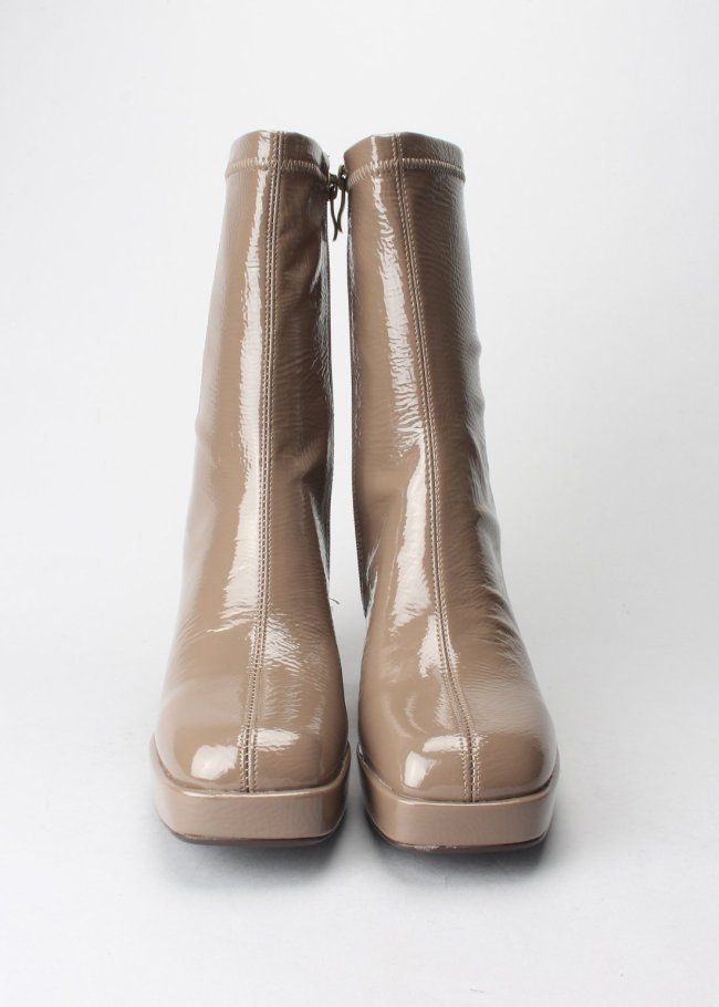 botin charol elastico taupe