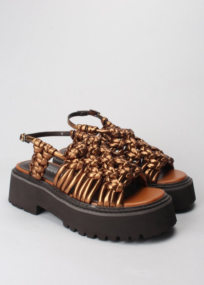sandalia bronce trenzada